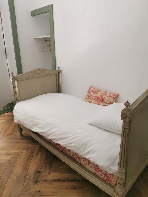lit simple chateau barres chambre