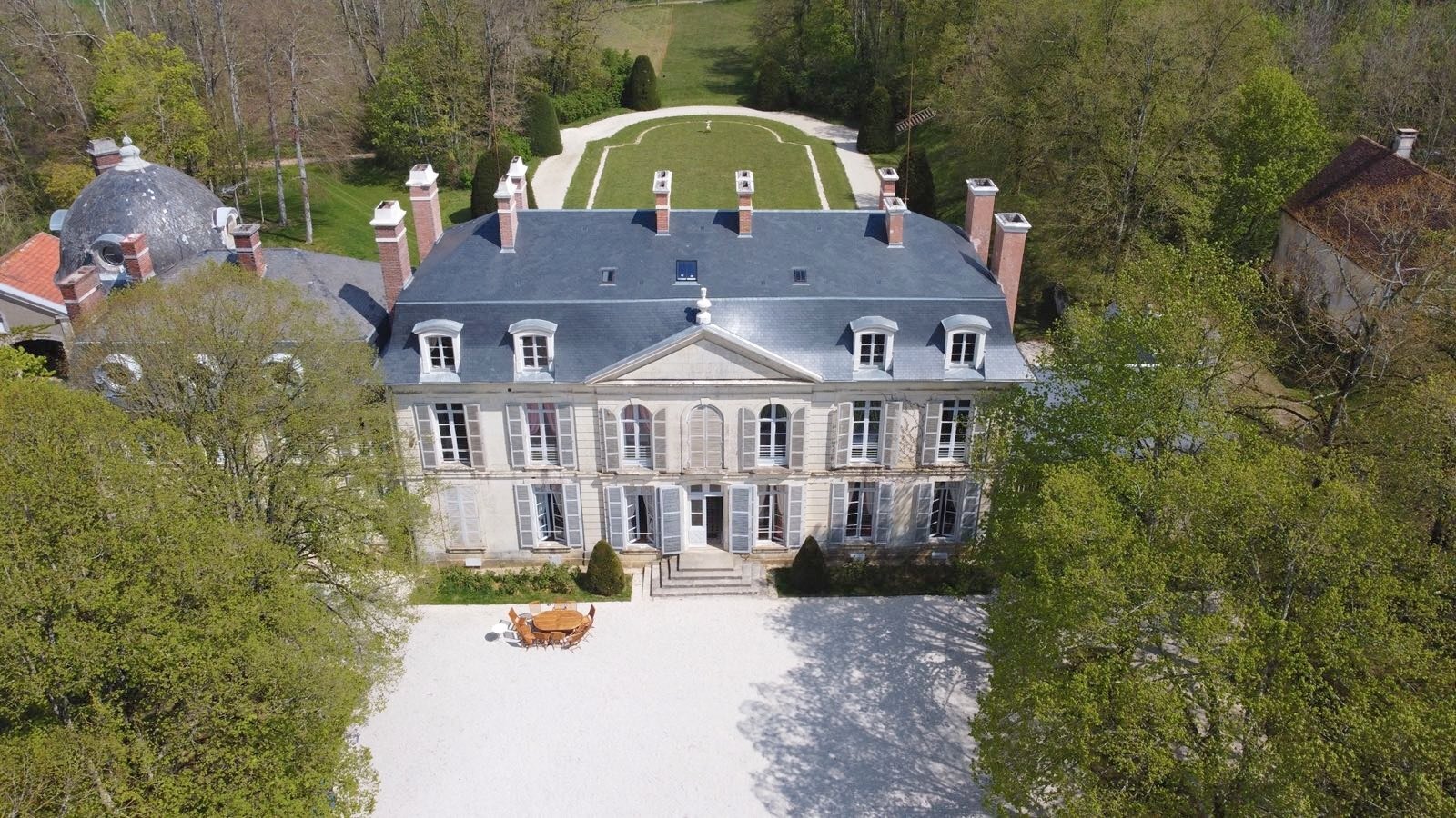 proche paris yonne saintpuits parc gite devanture chateau des barres